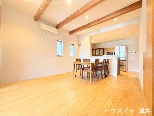キッチンカウンター前にテーブルを置けるので配膳や片付けがスムーズ。家族と共に同じ時間を過ごせます。
※実際の写真から生活用品を消す加工をしています。