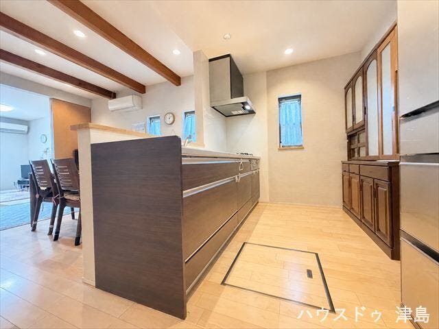 落ちついたブラウンカラーが目を引くキッチン。広々とした空間の中、親子でお料理が楽しめます♪
※実際の写真から生活用品を消す加工をしています。