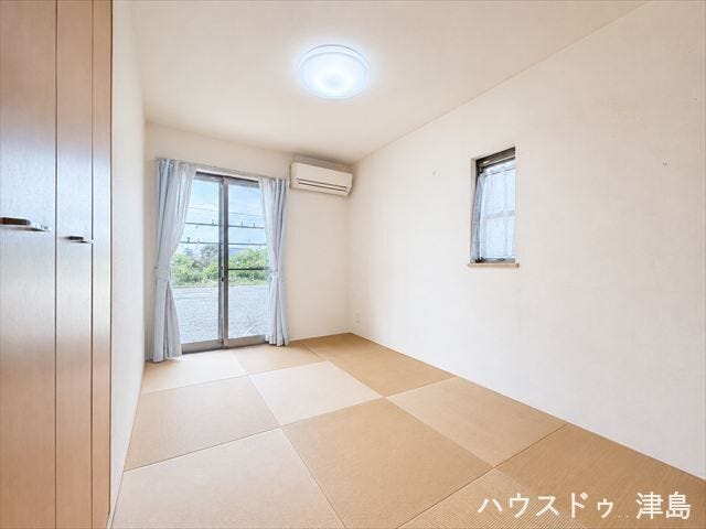 陽当たりの良さが実感できる和室。半畳たたみは空間に違和感なく調和してとても馴染みます。
※実際の写真から生活用品を消す加工をしています。