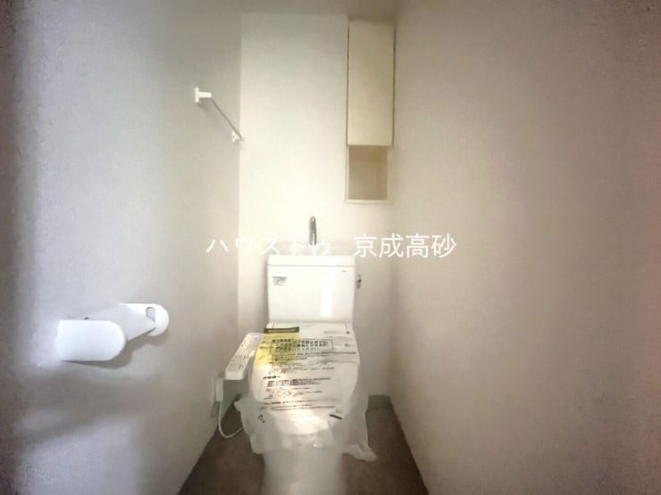 お掃除しやすい素材と機能にこだわったトイレはいつまでもキレイが続きます。少ない水量で洗浄できる、環境にもお財布にもやさしいエコなトイレです。