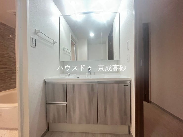 十分な大きさの洗面台は収納もさる事ながら、身だしなみチェックや歯磨きなど、朝の慌ただしい時間でもゆとりあるスペースで余裕を感じていただけます。