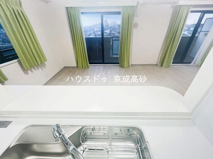 人気の対面式キッチンです!お子様から目を離さずにお料理ができることが最大の利点。お料理中も家族とのコミュニケーションは大切にしたいものですよね♪