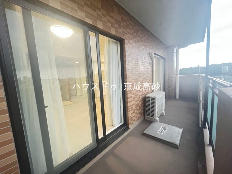 暖かい陽ざしが差込むバルコニー。晴れた日には洗濯物が良く乾きます。風通しも良好です。