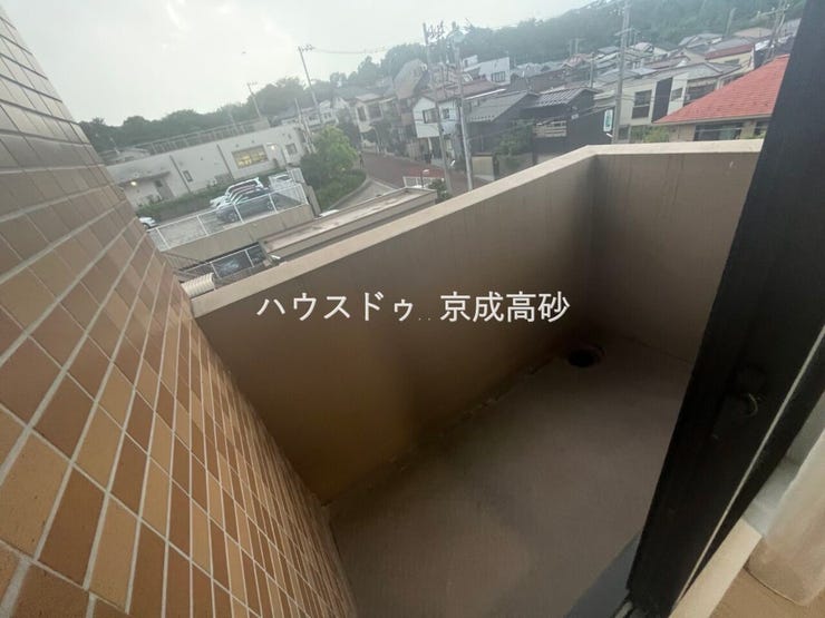 バルコニーは2ヶ所あります。大量のお洗濯物も安心ですね。