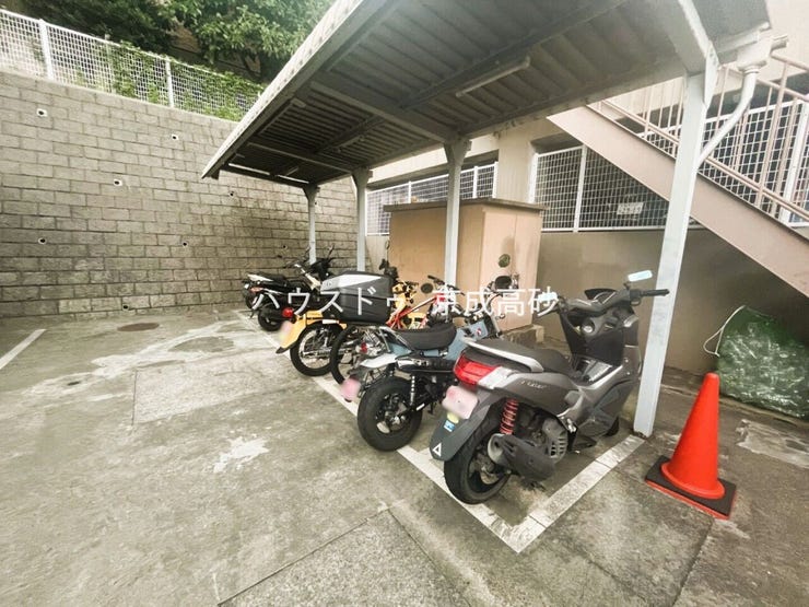 きちんと整備されたバイク置場。住む方の心遣いが感じられます。空き状況は、お気軽にお問合せください。