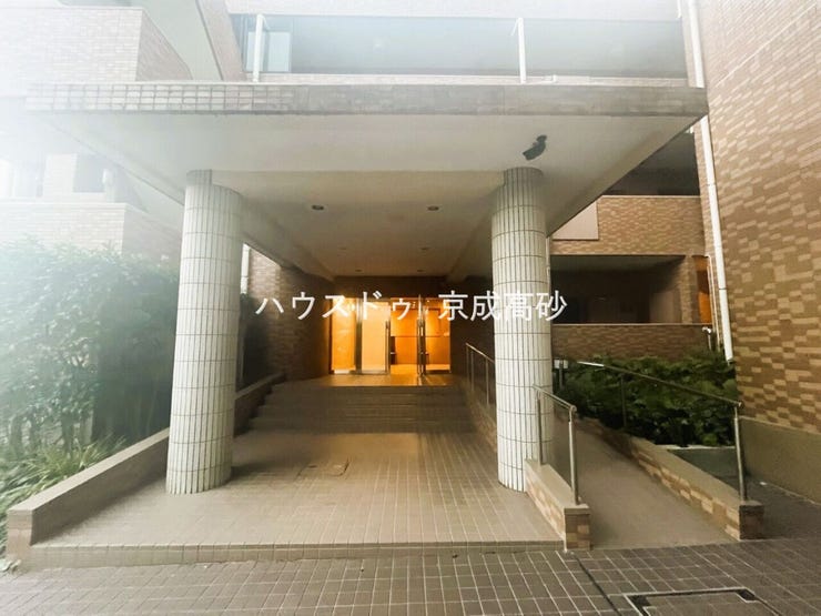 足を踏み入れると静穏な時間が流れるエントランスホール。心やすらぐ憩いのスペース。ゆったりと寛ぎながら、思い思いの時間を過ごせる空間です。