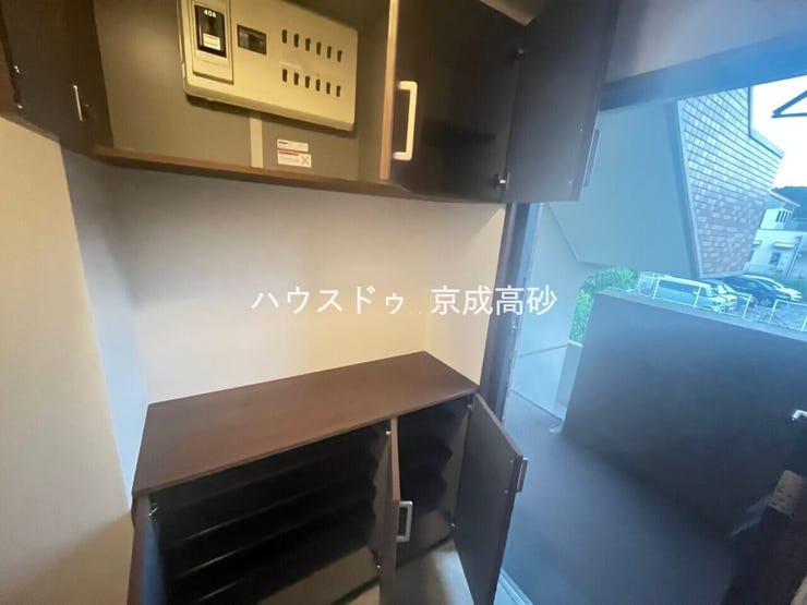 物入が玄関にあり、靴以外の収納も沢山できます。いつでも玄関をスッキリと片付けられ、身支度を簡単に済ませるにも最適です。