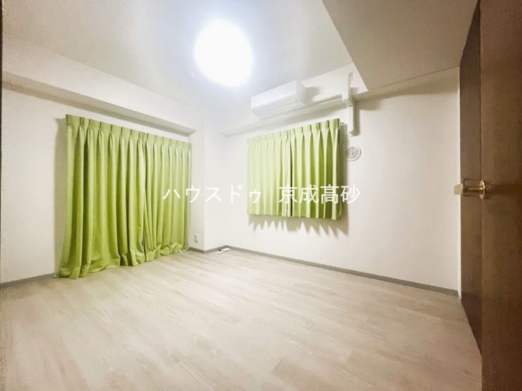 寝室は2面採光でとっても明るいお部屋です。お日様の光がサンサンと入るお部屋は気持ちがいいですね!