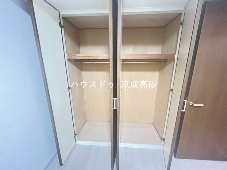 大型のクローゼットです!
これだけの収納力があれば部屋もスッキリ保てますよ!