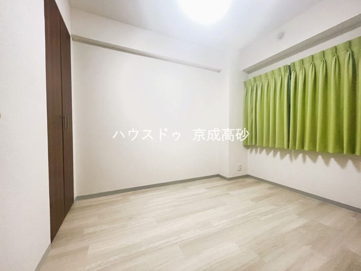 家族一人ひとりの大切なプライベート空間。趣味に合わせて使って頂けるようシンプルに仕上げてあります。暮らし心地を大きく左右する収納をしっかり確保した使い勝手のいいお部屋です。