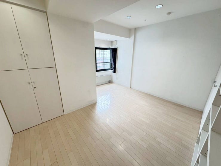 《洋室2》
白を基調としたシンプルで明るいお部屋です。
クローゼットがあるため収納家具が不要でお部屋をより広々お使いいただけます。