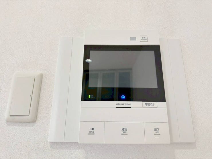 《モニター付きインターホン》
急な来客時も安心!
家事導線を考慮した個所に設置!
防犯性と利便性に優れ、暮らしをより快適にしてくれます。