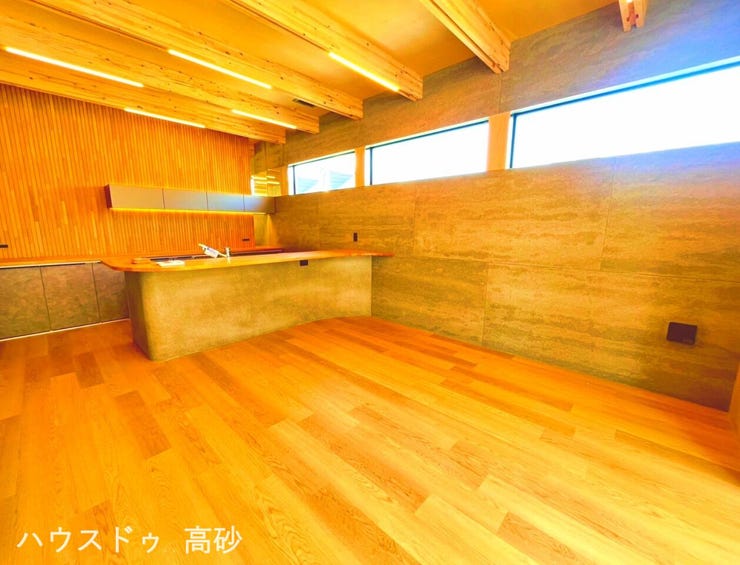 自然光がたっぷり入り、部屋全体が明るく広々と感じられます。(撮影日:2026.6.12)