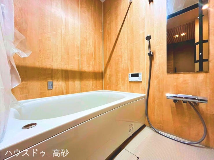 木目調の壁が、落ち着きのある贅沢なひとときを演出します(撮影日:2026.6.12)