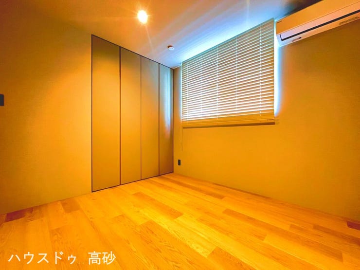 大きな窓から自然光がたっぷり入り、部屋全体が明るく広々と感じられます。(撮影日:2026.6.12)