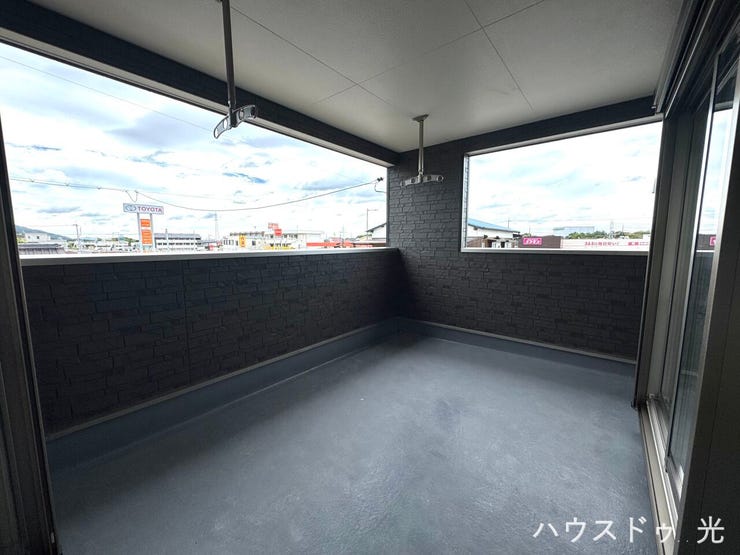 ■□■バルコニー■□■日光浴や読書、外の空気を感じながらリフレッシュ。お休みの日を豊かにする、もう一つの心地よい空間です。