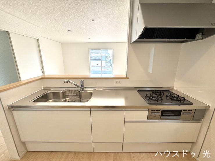 ■□■キッチン■□■ご家族に背を向けて料理をする、孤独な作業場ではありません。リビング・ダイニングを見渡せるオープンなペニンシュラキッチンは、家族の誰もが中心にいる一体感を生み出します 。