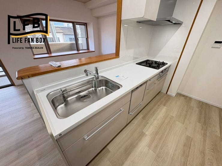 キッチンは新品交換済みで気持ちよく使えます♪使いやすい3口コンロ、シンクとの間の作業スペースもしっかり取ってありますよ♪