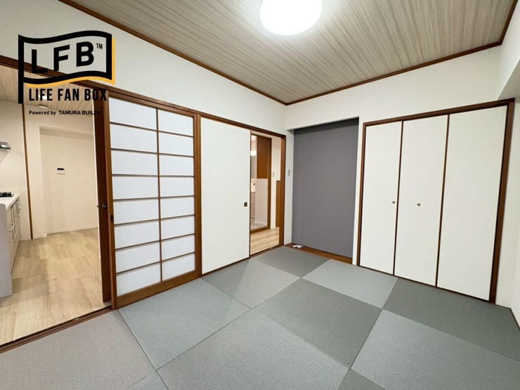 お洒落なグレーの琉球畳がモダンで素敵な雰囲気の和室♪押入収納付きで嬉しいですね♪板の間部分もあります♪