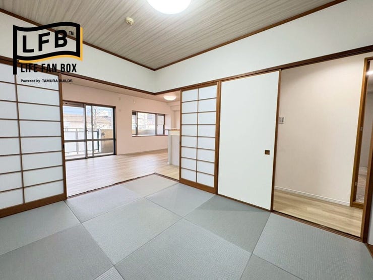 リビングとの間仕切りを開けて開放的な雰囲気にするも良し、閉めて個室として使うも良しのハイブリッドな和室です♪