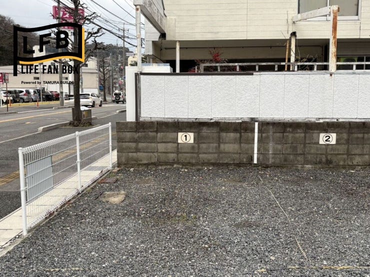 駐車場は、敷地外に2台分確保しています♪マンションの前の道を挟んだ向かい側にあります♪