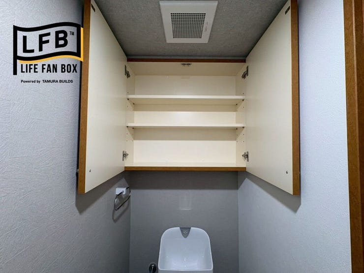 トイレの上にも収納があります♪トイレットペーパーや掃除用品などを置けるので嬉しいですね♪