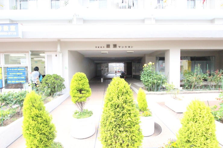 家族をあたたかく迎え入れてくれるエントランス。自分の家に帰ってきたときの安心感、お子様にとっての「実家」としての安心感…末永く時を刻む邸宅…フィーリングを確かめてみてください。