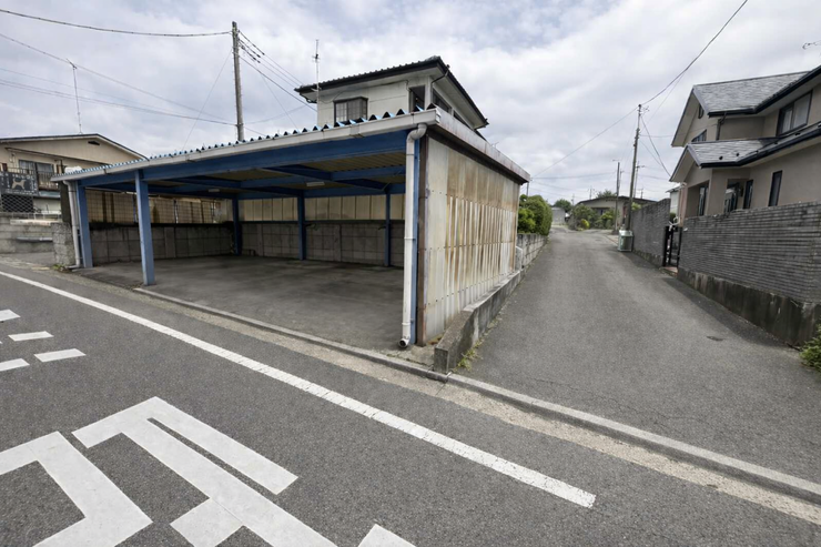 隣家との接面が少なく、
視線が合いにくい。
リビング配置の自由度が高い。
