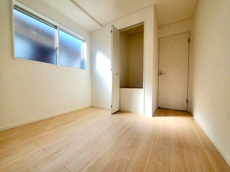 【Bedroom】ベッドとデスクを置いてもゆとりのある、使い勝手の良い広さの洋室です。