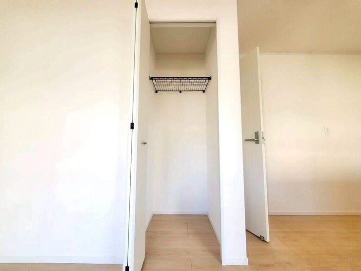【Bedroom】クローゼット完備で収納力◎。家具の配置もしやすい機能的な洋室です。