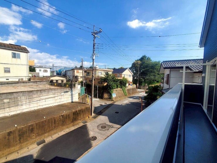 【Balcony】日当たりの良いバルコニーはお洗濯物がしっかり乾きやすく、毎日の家事にも重宝します。