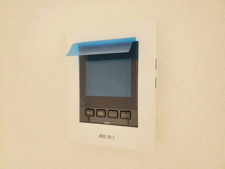 【Facilities】来訪者を確認できるモニター付きインターホンで、防犯面も安心です。
