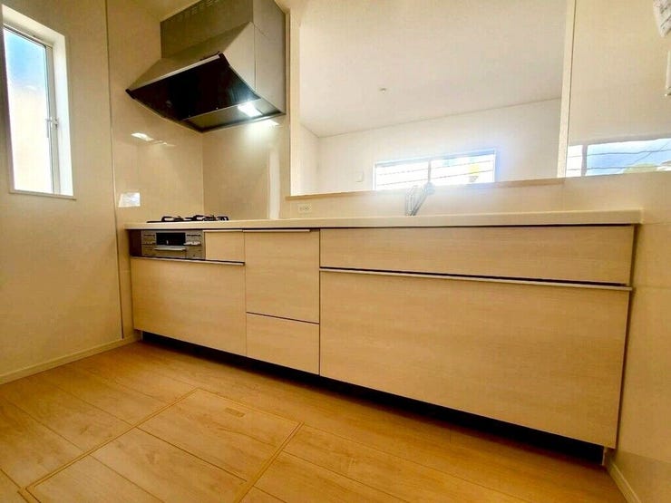 【kitchen】広めのキッチンは料理のしやすさを追求した設計。収納も豊富で作業がしやすい空間です。