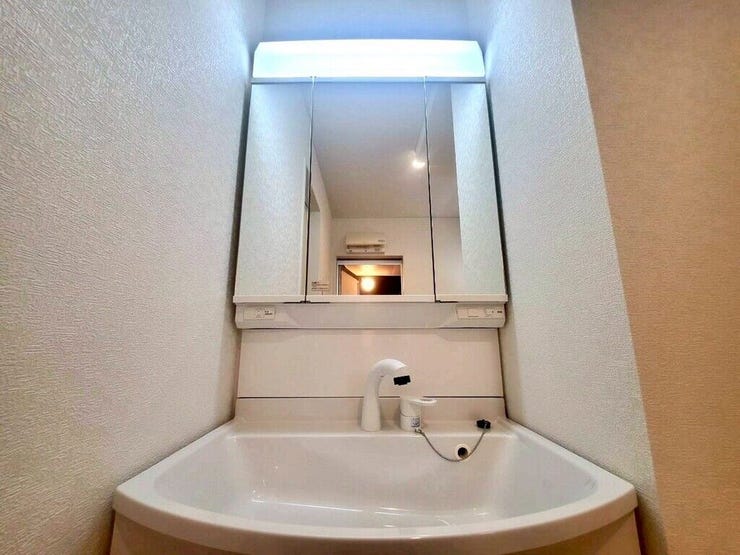【Washroom】毎朝の準備がスムーズに。広めの洗面台と収納が使いやすい洗面所です。