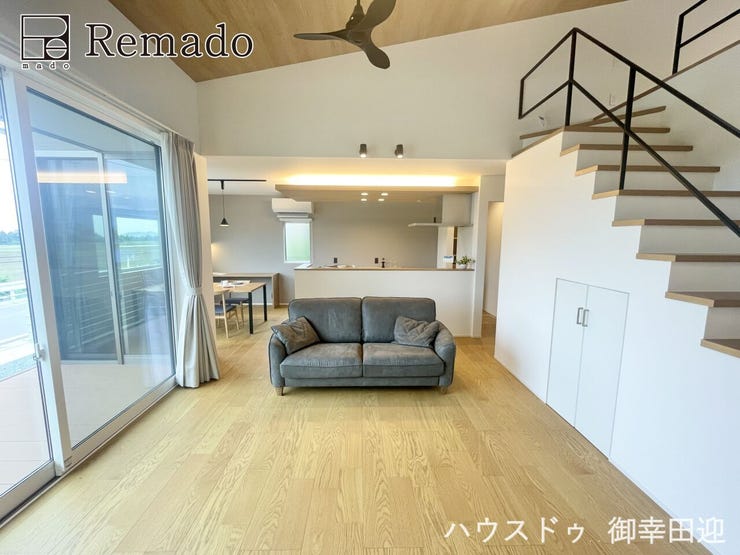 【洋室】
■家族の笑顔が集う中心地■お気に入りの家具を迎え、窓からは心地の良い光が差し込みます。