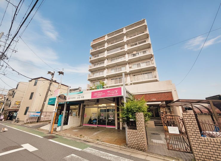 【外観】
落ち着いた街並みに馴染む外観。1階には店舗が入っており、日々の生活に便利さを添えてくれます。