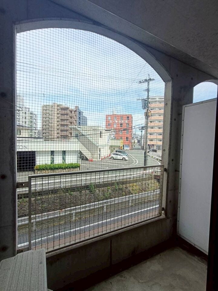屋根付きのインナーバルコニーで雨天時でも使用可能です