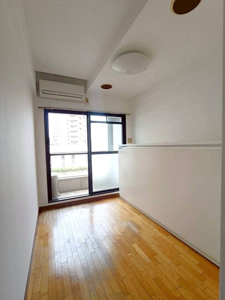 大きな窓からバルコニーにつながっており、陽がたっぷりと差し込みます