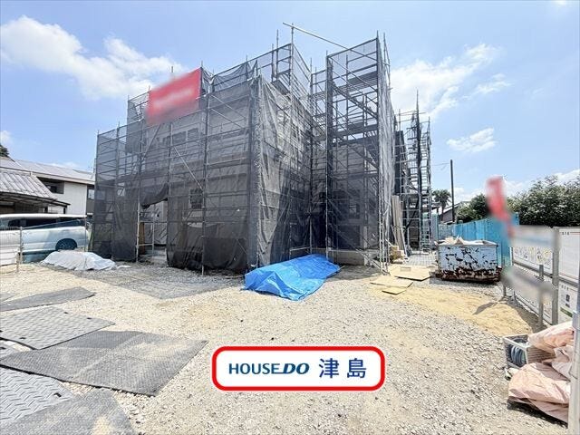 18.4帖LDKに隣接した4.5帖和室の扉を開けると22.9帖の広々とした空間でゆったりと快適に過ごせます。家事動線に優れた間取り。食洗機付ペニンシュラキッチン&カップボード。