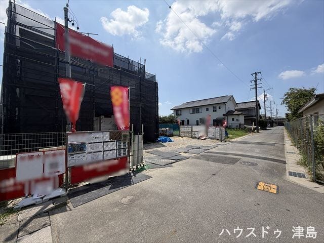 西側公道幅約4.5m。車がすれ違うには厳しい道幅ですが、車はスピードを抑えて走行するので安全な道幅。駐車3台可能。