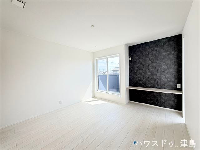 南西に位置する8.5帖洋室。バルコニーに面した一番広い居室で寝室にぴったり。大きなベッドやシングルベッドの2台置きも可能。書斎コーナーとしても活用できて便利。