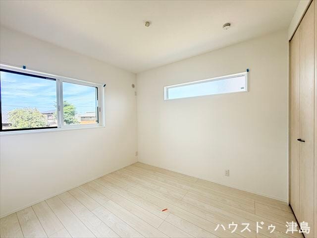 東側5.2帖洋室。東側の高窓から自然光を取り込みながら、外からの視線を抑え、明るさとプライバシーを両立できます。