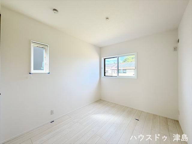 西側5.2帖洋室。なんとも落ち着けるちょうどいい個室になっているため集中して勉強ができる子供部屋にいいです。
