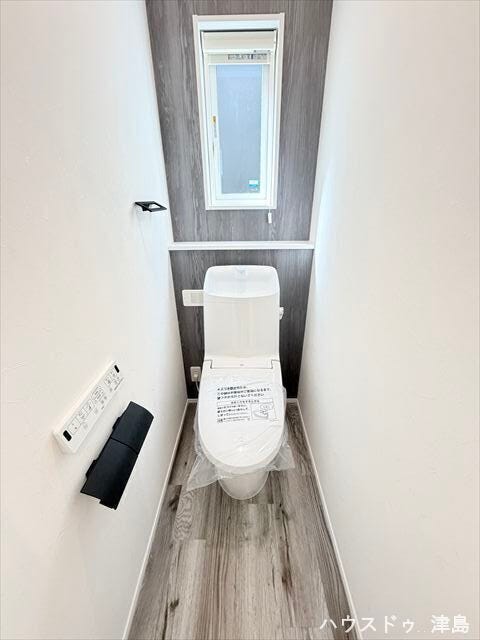2階トイレ。各階に温水洗浄便座付きトイレがあり慌ただしい朝や就寝時も快適。小窓の下の棚にはインテリア小物や消臭剤なども置けます。