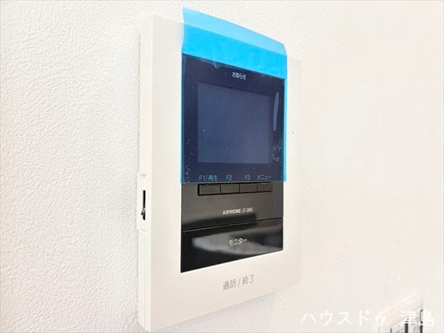 モニター付きインターホン。来訪者の顔が確認でき、室内にいながら安心して応対でき、防犯性を高めます。