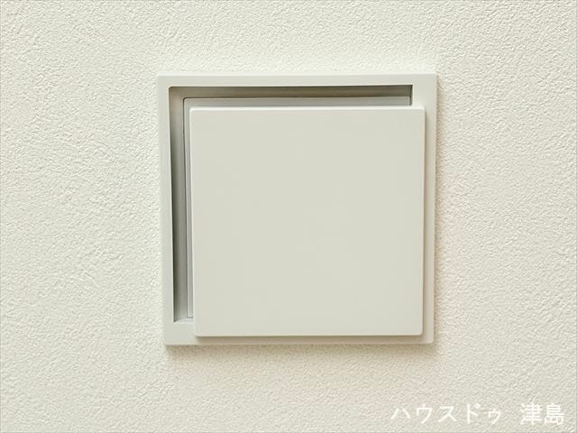 24時間換気システム。空気を循環させ快適で清潔な住環境。冬場の結露予防にもなります。