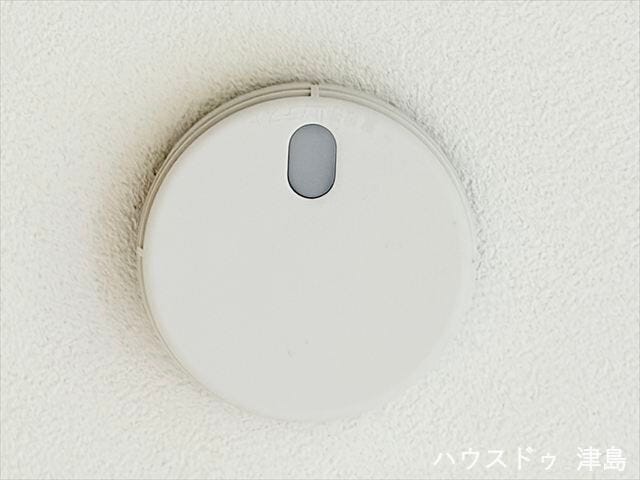 火災報知器。火災による煙や熱を感知して、警報音やブザー等で火災の発生を知らせてくれる頼もしい味方。