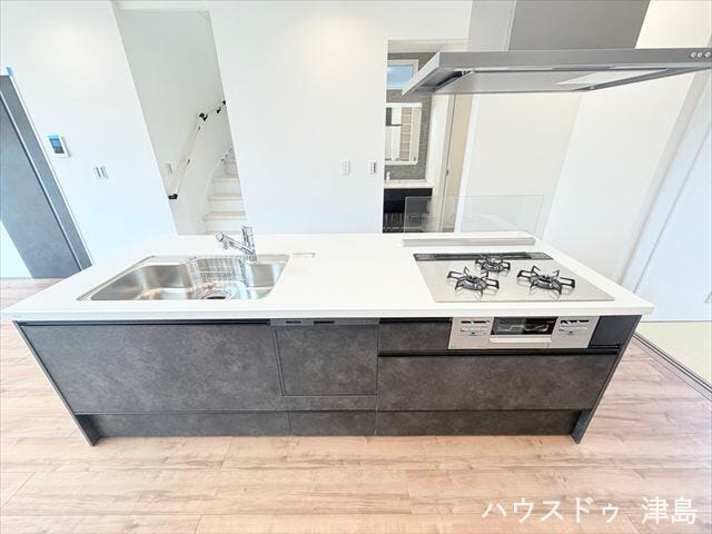リビングやダイニングを見渡せるオープンな『ペニンシュラキッチン』を採用♪♪キッチンにはビルトインタイプの食器洗浄機を内蔵。高温洗浄で食器の殺菌も出来て、家事の負担も減らしてくれます。