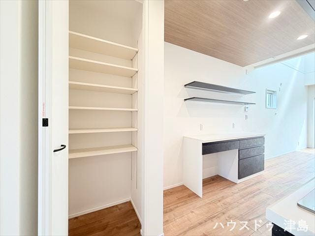 キッチンには収納たっぷりのカップボードを標準装備♪色々な調理器具を置け、家事がはかどります。可動棚付きのパントリーも設置。調味料や乾物などの食品ストックやお菓子の置き場としても便利。