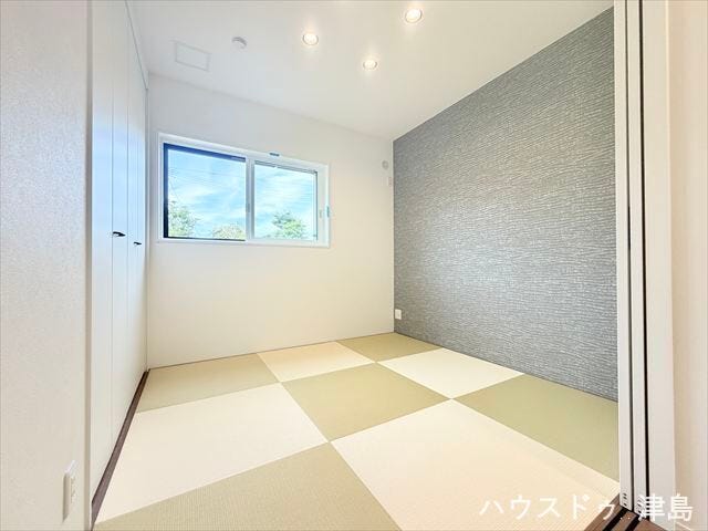 4.5帖和室。モダンな雰囲気の縁なしツートンカラーの半畳たたみは空間に違和感なく調和してとても馴染みます。お子様のお昼寝スペースや、洗濯物をたたむのに便利。
